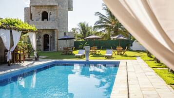Piscine couverte, accès possible de 08 h 00 à 20 h 00, chaises longues