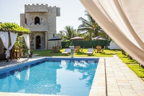 Piscine intérieure, accès possible de 8 h à 20 h, chaises longues