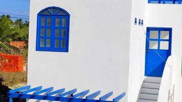 Camas com colchões pillow-top, frigobar, individualmente decorados