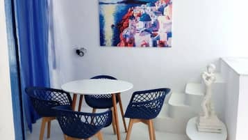 Alpehytte – superior | Senger med overmadrass, minibar og individuelt dekorert