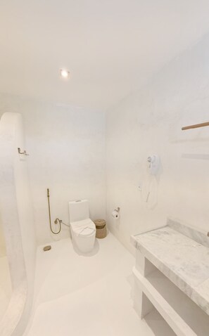 Chalet Prestige | Salle de bain | Articles de toilette (gratuits), séchoir à cheveux, bidet