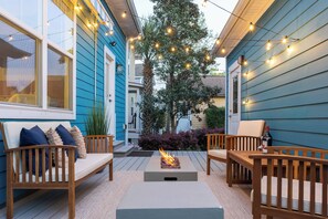 Outdoor dining - Coastal Chic Retreat - Minutes to Downtown Charleston and Beautiful Beaches (North Charleston)