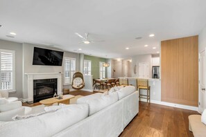 Smart TV, fireplace, stereo - Coastal Chic Retreat - Minutes to Downtown Charleston and Beautiful Beaches (North Charleston)