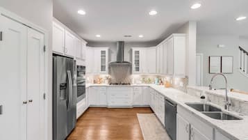 Geladeira, micro-ondas, fogão, cooktop