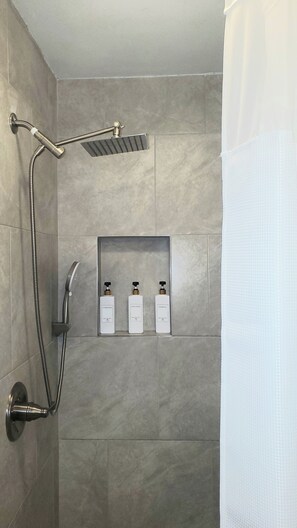 Shower, hair dryer, towels, soap - Cozy Tiny Home - Private Guest House near Gas South Arena - Perfect for couples (Lawrenceville)