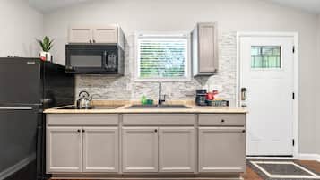 Réfrigérateur, micro-ondes, plaque de cuisson, cafetiÚre/bouilloire