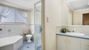 Bathtub, towels