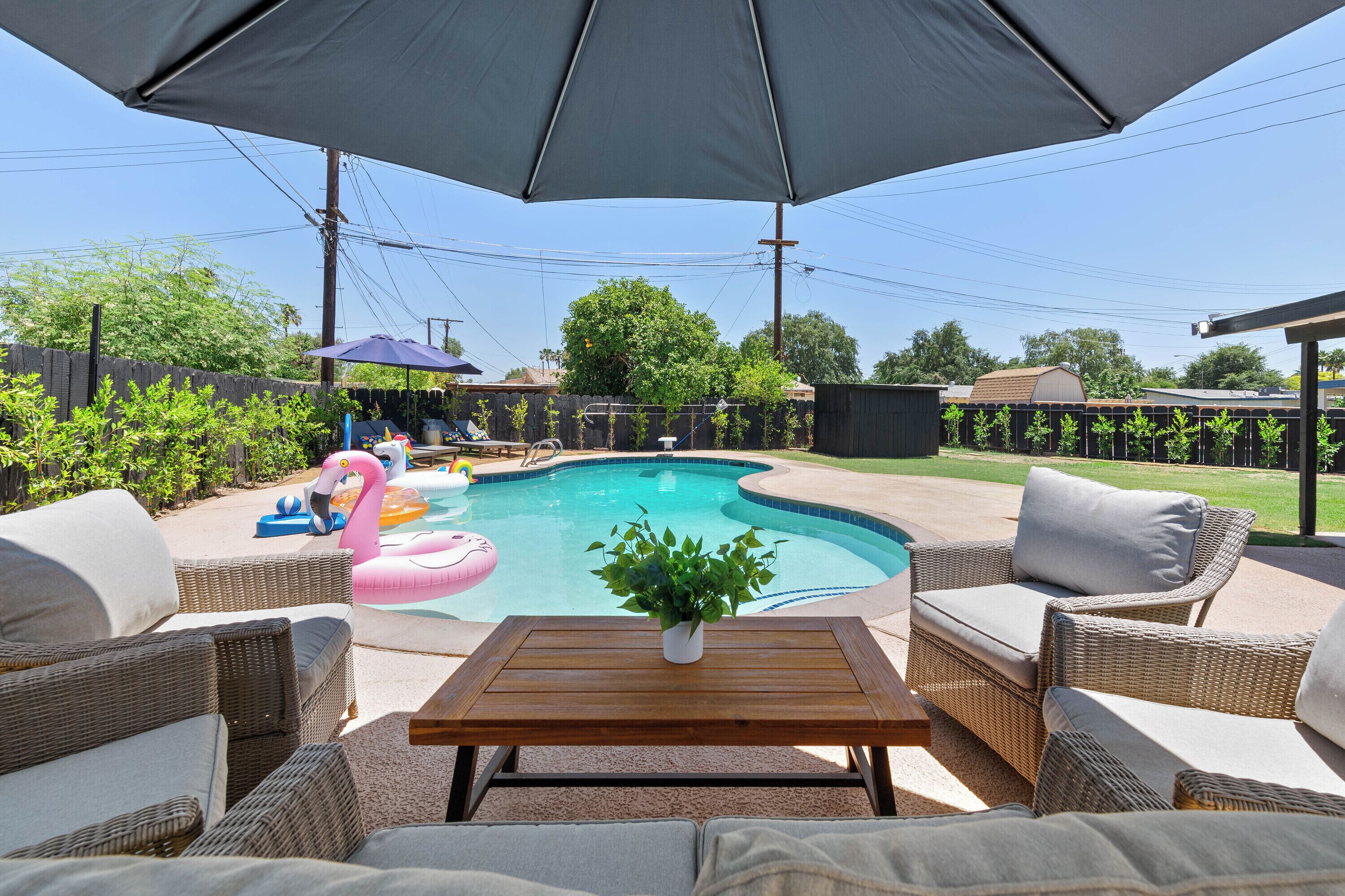 Stylish, LARGE HOME, Sleeps 14 features Pool, Game Room and Jacuzzi 