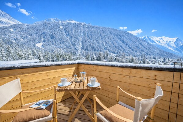 Outdoor dining - Résidence Grand Roc - Campanules 412, Argentière (Chamonix), France (Argentière (Chamonix))