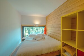 2 bedrooms, bed sheets