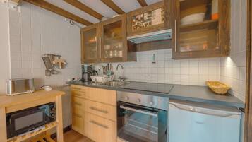 Een koelkast, een microgolfoven, een oven, een kookplaat