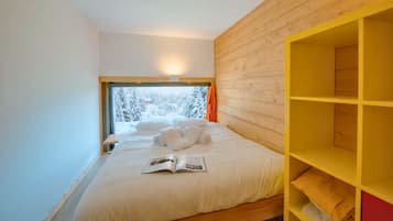 2 bedrooms, bed sheets