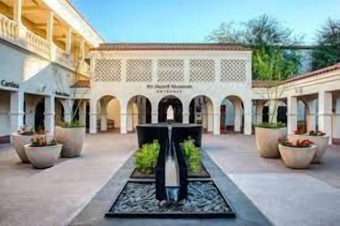 Comfort & Style in Downtown Glendale! Fully-equipped kitchen!