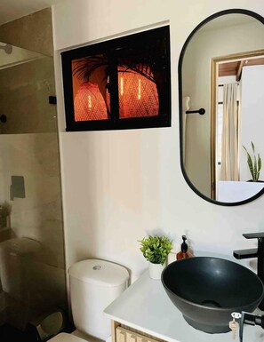 Douche, séchoir à cheveux, serviettes fournies, savon