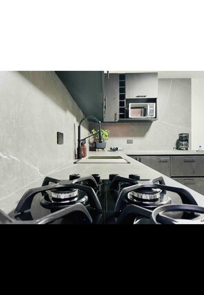 Réfrigérateur, four à micro-ondes, un four, surface de cuisson