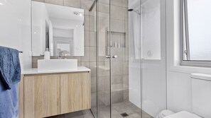 Bathtub, towels - Ultimate Nelson Bay Holiday Home - Walk to Little Beach (Nelson Bay)