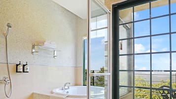 Chambre Deluxe | Salle de bain | Chaussons, serviettes fournies