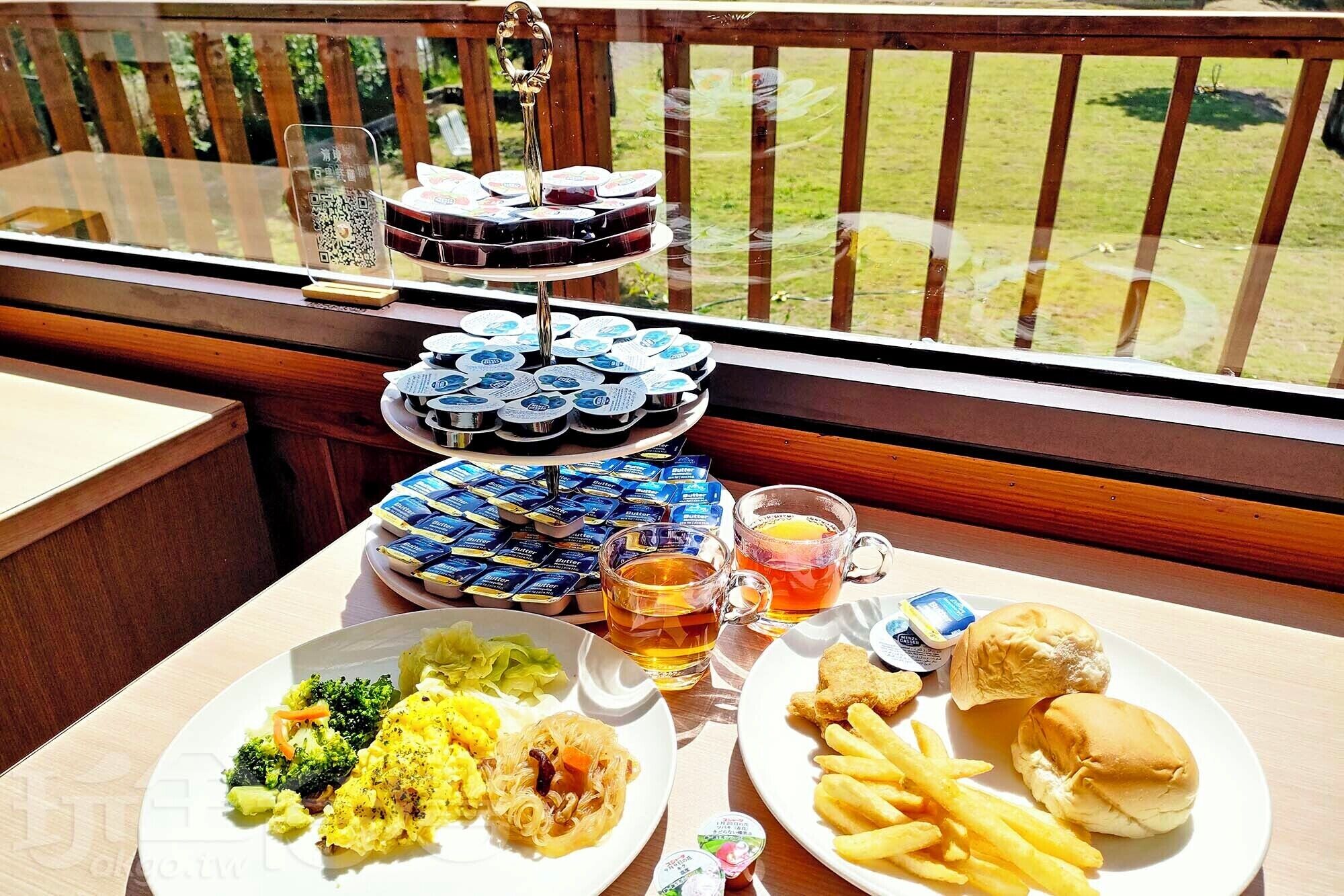 A table with food and drinks on a balcony.