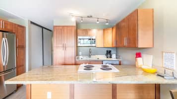 Full-sized fridge, microwave, oven, stovetop