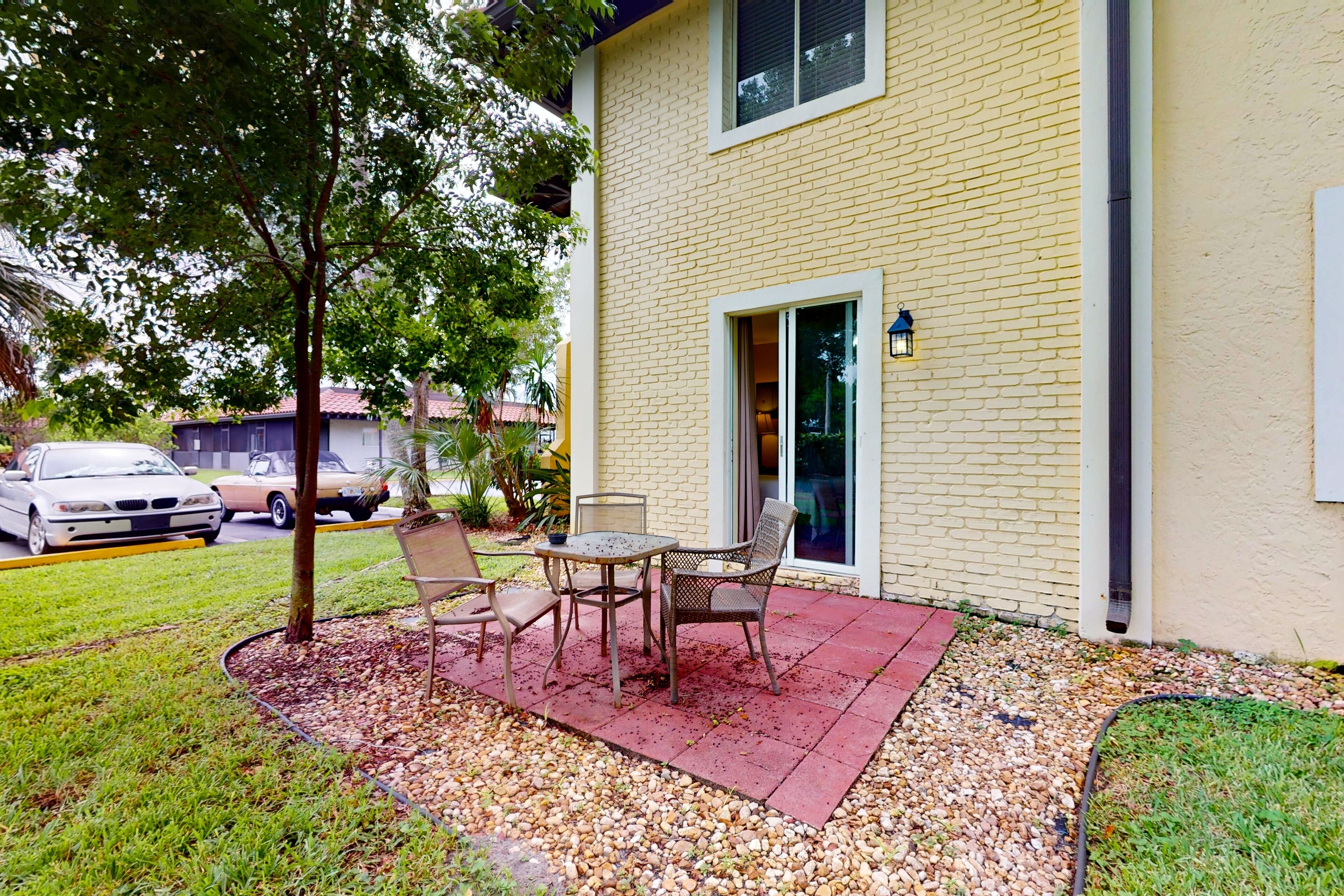 Cheerful studio with pool, game room, sauna, tennis, basketball, restaurant, gym