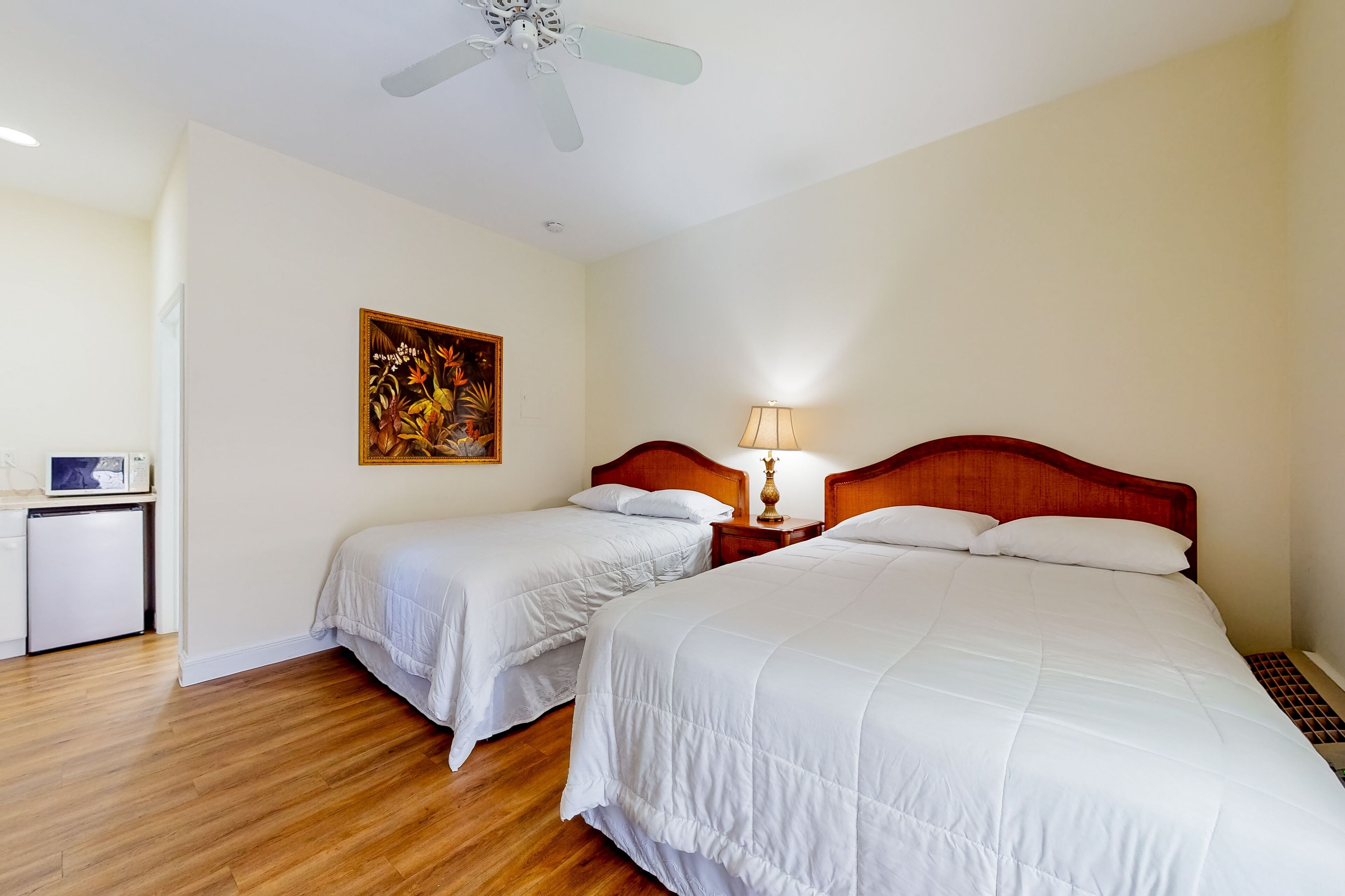 Sunny hotel-style studio with pool, game room, sauna, tennis, restaurant, gym