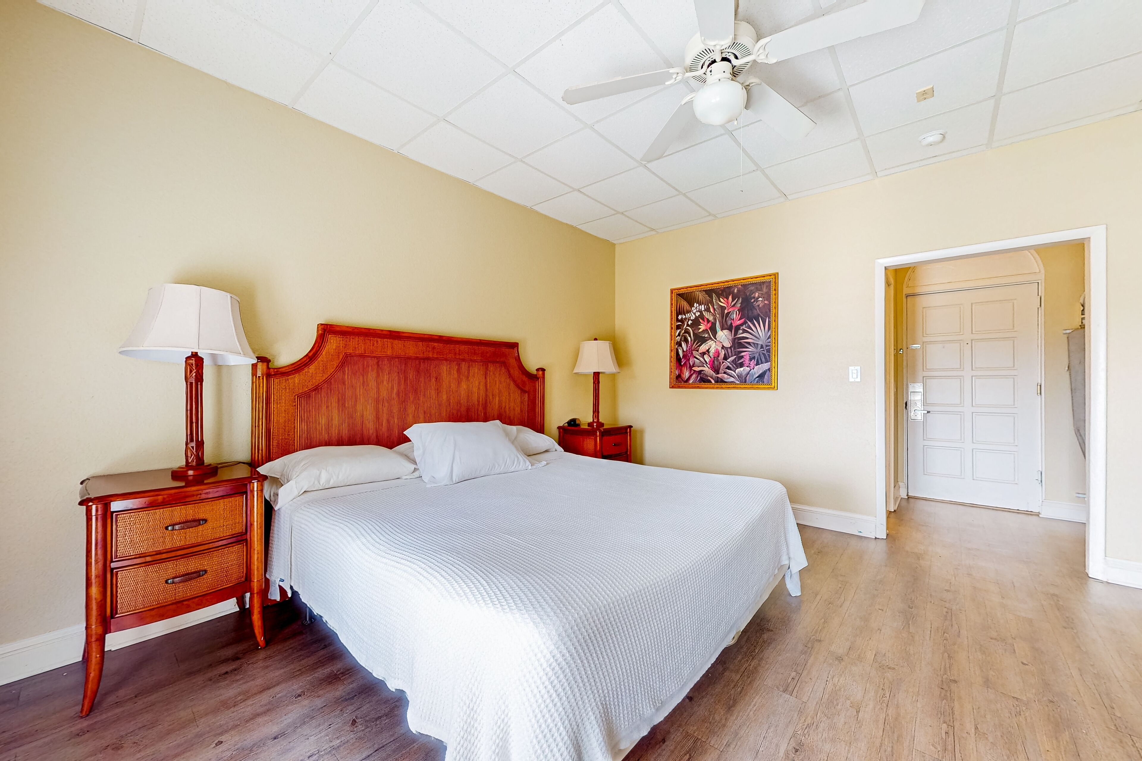 Blissful studio with game room, sauna, heated pool, BBQ area, gym, W/D, AC