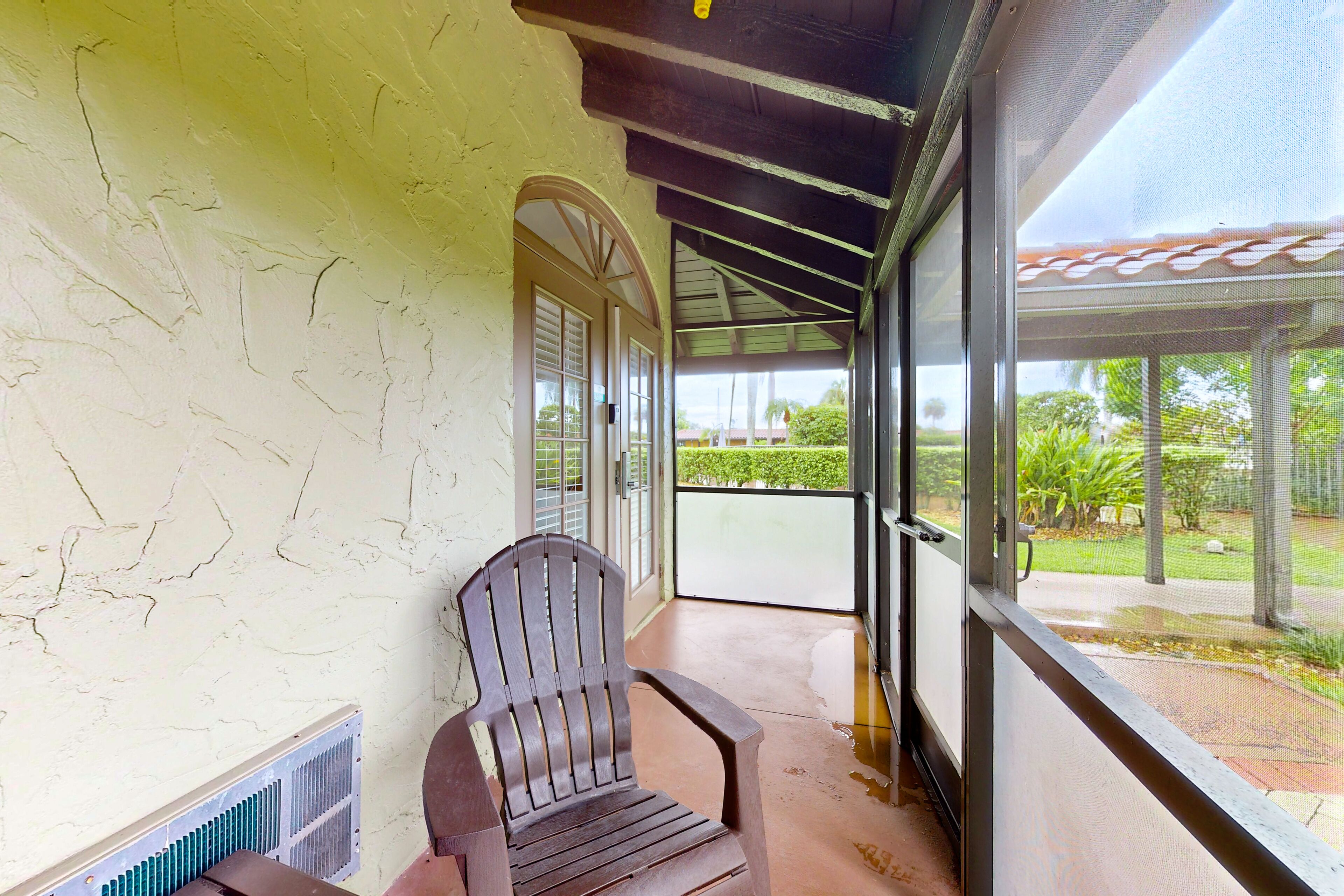 Convenient hotel-style studio with pool, game room, tennis, gym, & sauna