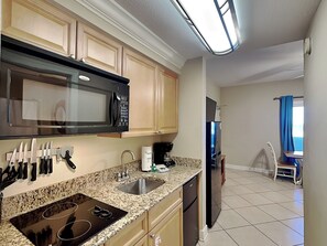 冷蔵庫、電子レンジ、オーブン、コンロ