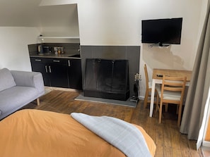 1 habitación, tabla de planchar con plancha, wifi gratis y ropa de cama 