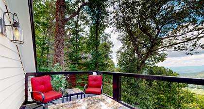 3-story mountain-view cabin with decks, fireplace, grill, washer/dryer, AC