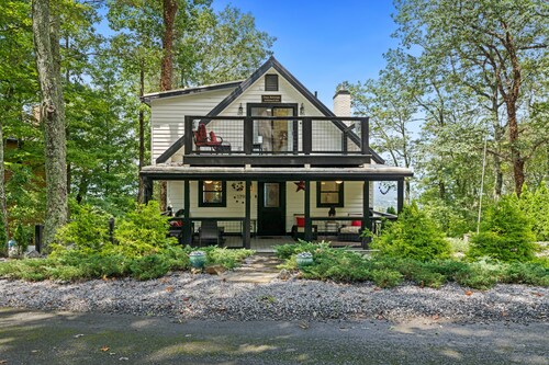 3-story mountain-view cabin with decks, fireplace, grill, washer/dryer, AC