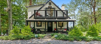 3-story mountain-view cabin with decks, fireplace, grill, washer/dryer, AC