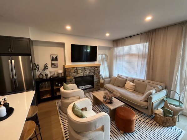 Smart-tv, een open haard en een stereo