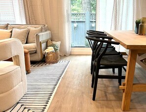 Smart-tv, een open haard en een stereo