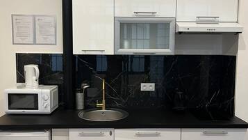 Een koelkast, een microgolfoven, een kookplaat