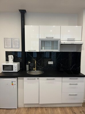 Fridge, microwave, stovetop, coffee/tea maker