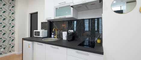 Kühlschrank, Mikrowelle, Herdplatte, Wasserkocher mit Kaffee-/Teezubehör
