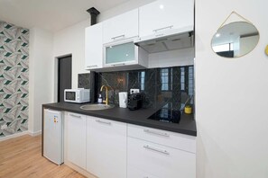 Geladeira, micro-ondas, cooktop, cafeteira/chaleira