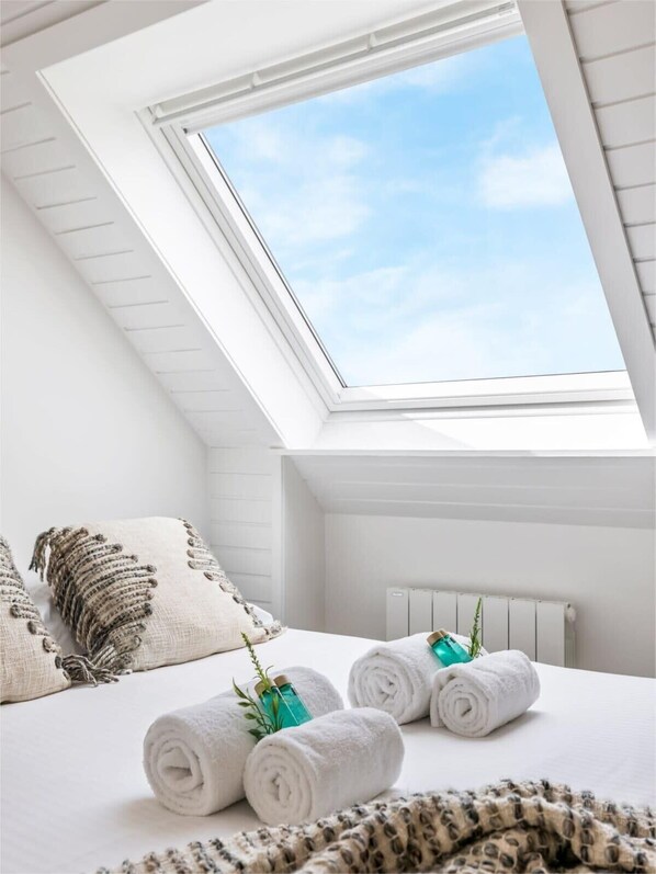 3 soverom, skrivebord, strykejern/-brett og reiseseng for barn