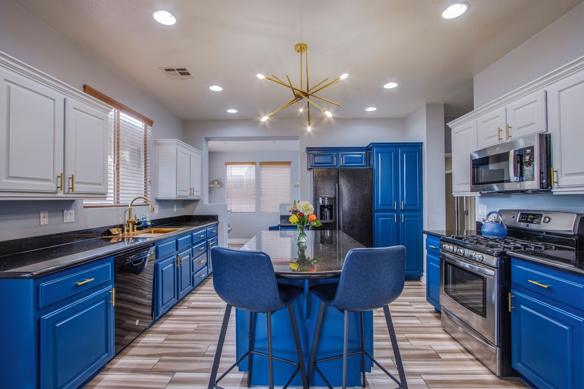 Vegas Oasis, 15 mins to Strip, Sleeps 6-8, BBQ Grille & Firepit, Salt-Pool