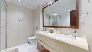 Chuveiro, secador de cabelo, toalhas de banho, sabonete
