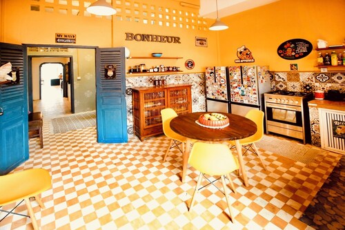 Arty and modern 3 bedrooms house. Family or group of friends are welcome.