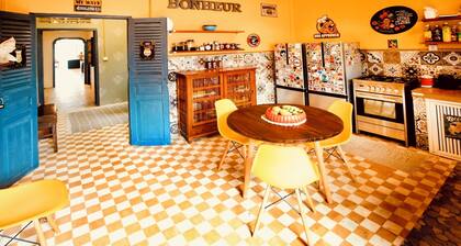 Arty and modern 3 bedrooms house. Family or group of friends are welcome.