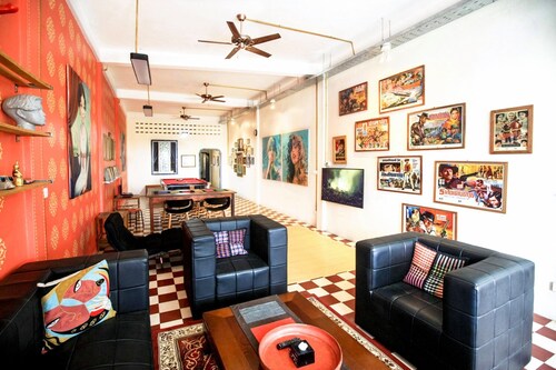 Arty and modern 3 bedrooms house. Family or group of friends are welcome.