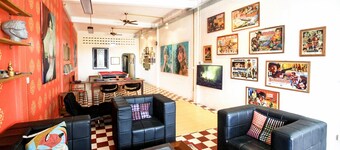 Arty and modern 3 bedrooms house. Family or group of friends are welcome.