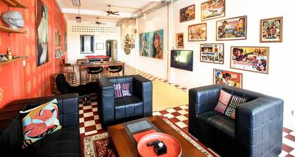 Arty and modern 3 bedrooms house. Family or group of friends are welcome.