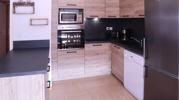 Refrigerador, horno, lavavajillas y utensilios de cocina