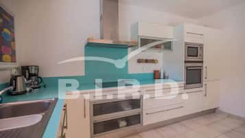 Kjøleskap, mikrobølgeovn, ovn og oppvaskmaskin