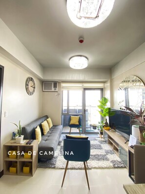 Smart TV - 1-BR Condo with a balcony that faces the morning sun with city & mountain views! (Quezon City)