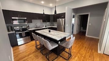 Geladeira, micro-ondas, fogão, cooktop